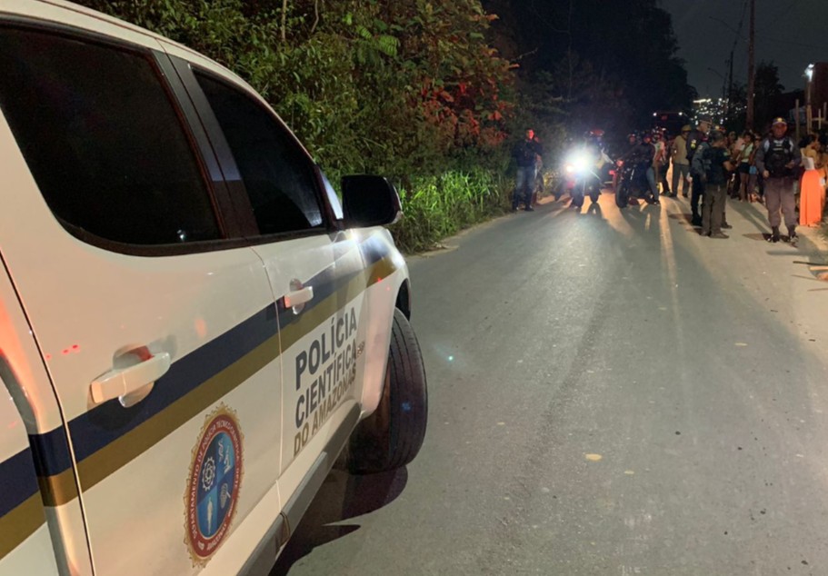 Criminosos matam homem com tiros e pedradas e deixam bilhete ao lado do corpo em Manaus
