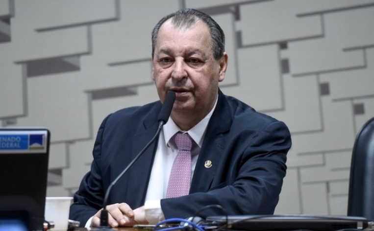 Com base em relatório de Omar na CPI da Covid, STF abre inquérito contra Bolsonaro