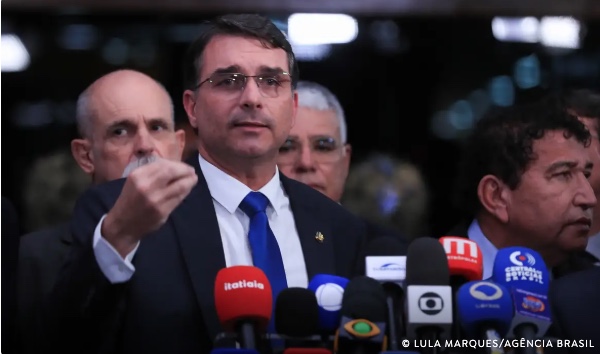 Flávio Bolsonaro diz que foi escolhido pelo pai para disputa presidencial de 2026