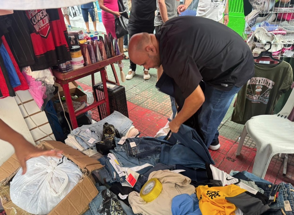 Gangue presa no Centro usava crianças e sacolas para aplicar furtos em lojas