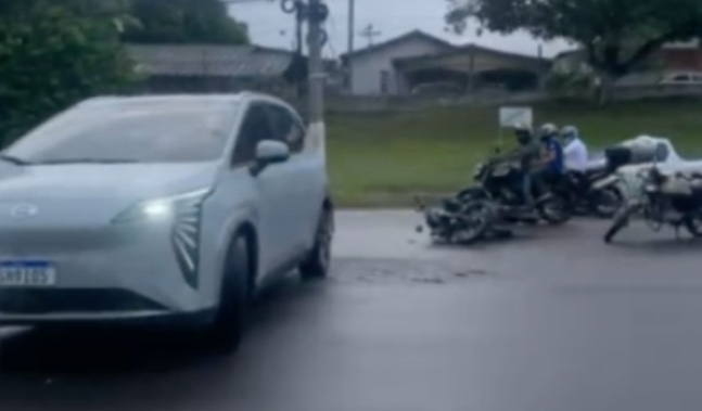 Mulher é arremessada após batida entre moto e carro na Av. Coronel Teixeira