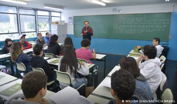 Lula assina MP que atualiza piso nacional dos professores R$ 5,1 mil