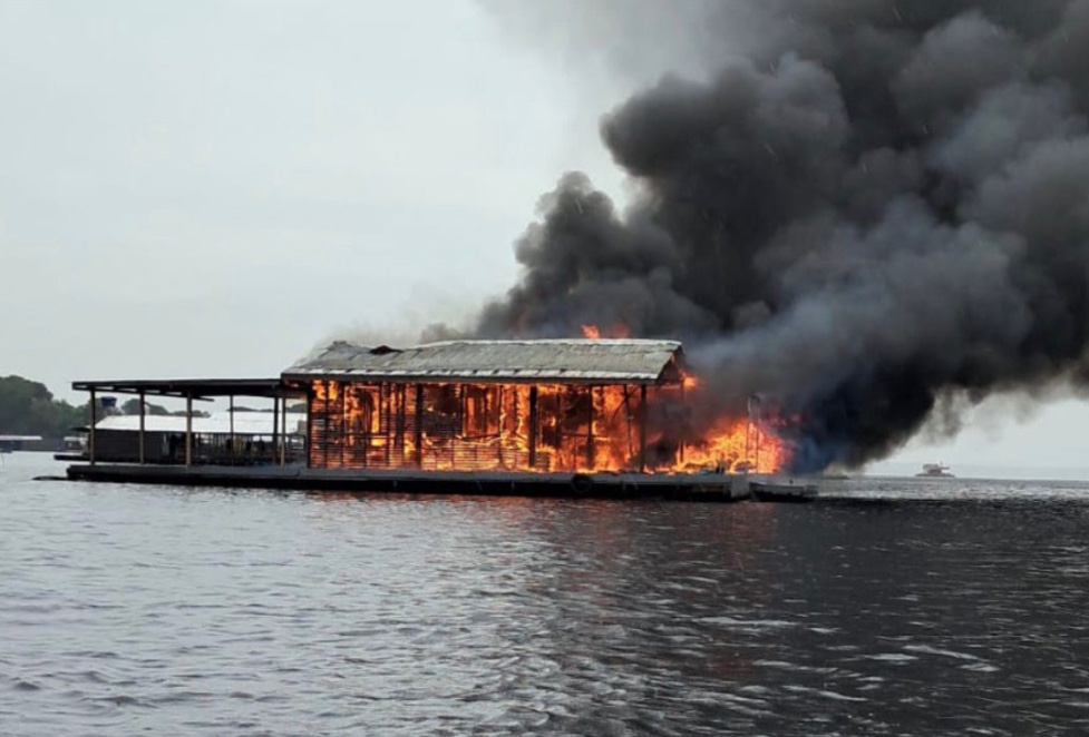 Flutuante pega fogo no Tarumã