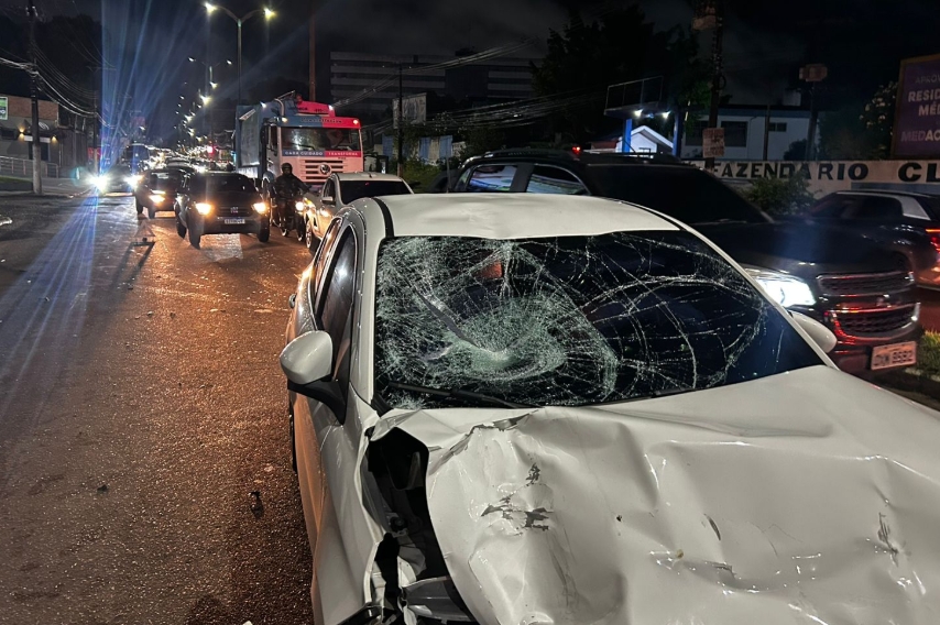 Motociclista fica gravemente ferido após colisão com carro em avenida de Manaus