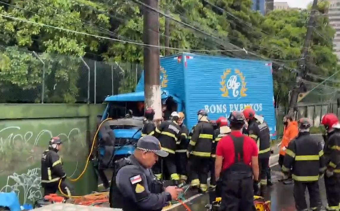 Motorista fica preso nas ferragens após grave acidente na Av. Efigênio Salles