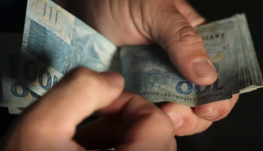 Vereador preso em Manaus: entenda como funciona o crime de 'rachadinha'