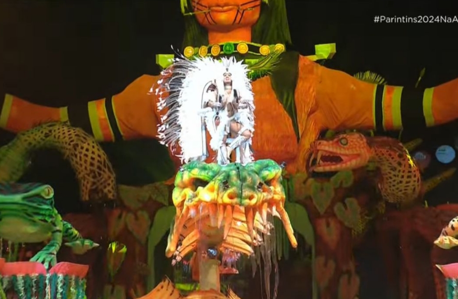 Com toada que viralizou no BBB, Isabelle se transforma em gavião em Parintins