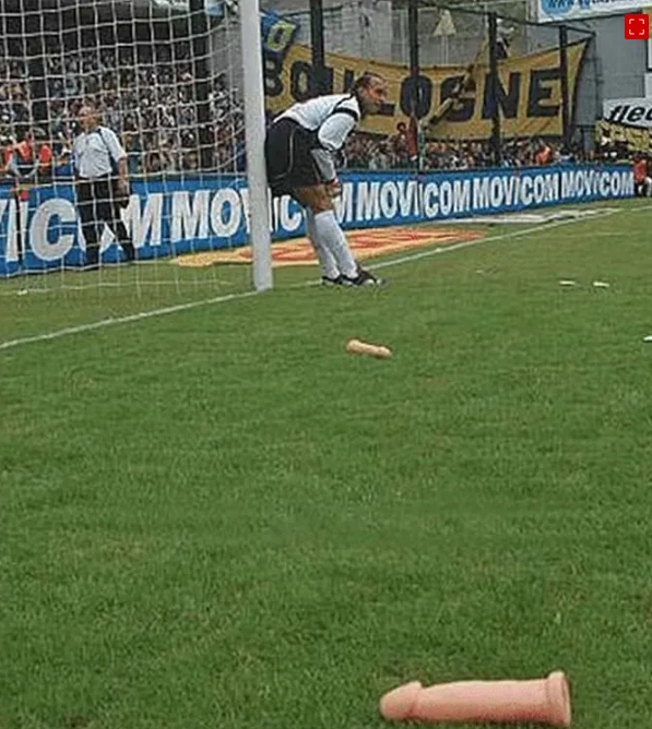 Cabeça de porco e pênis de borracha: relembre objetos atirados em campo