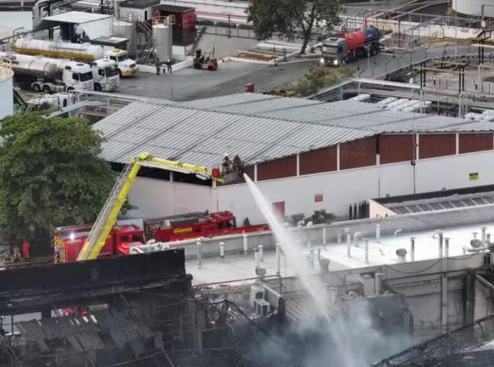 Bombeiros atuam há mais de 20 horas no combate a incêndio em fábrica de óleo