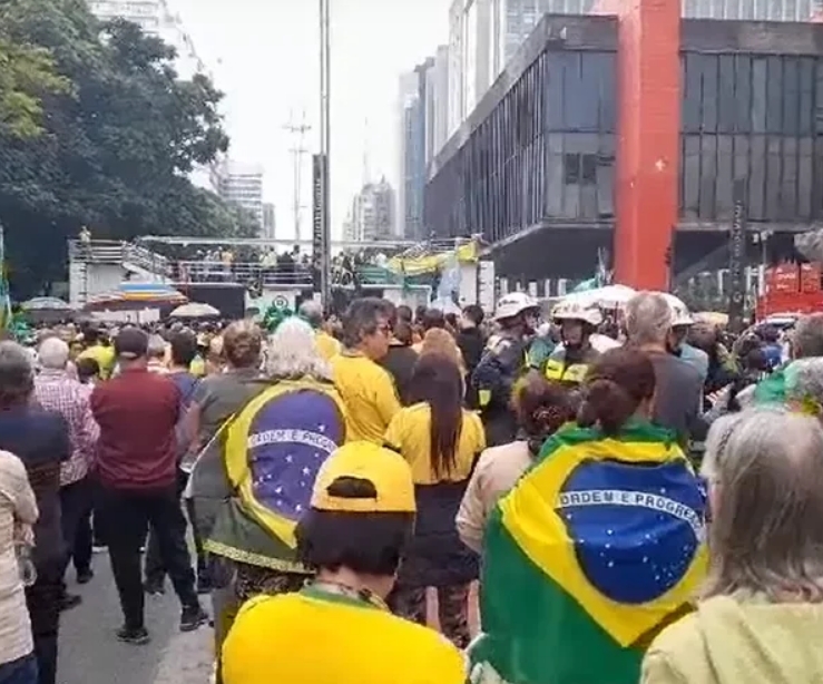 Bolsonaristas fazem ato na Paulista contra Lula e Moraes
