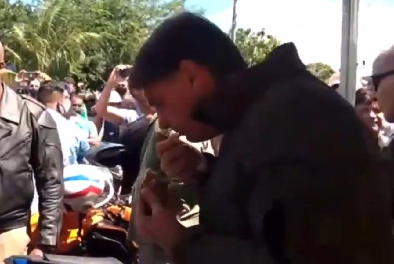 Sem máscara, Bolsonaro é barrado por mulher na entrada de barraca de frango