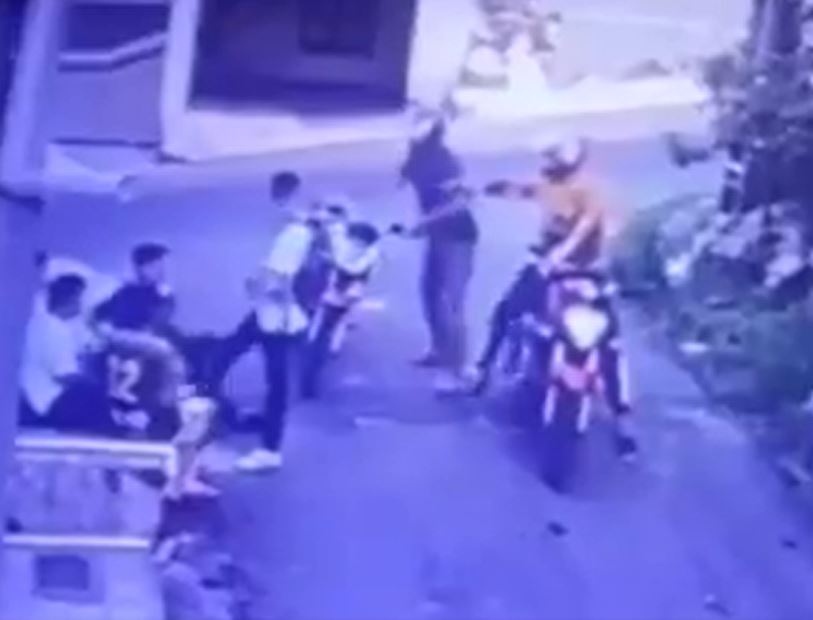 Dupla de assaltantes ataca jovens em plena luz do dia em Manaus; Veja vídeo