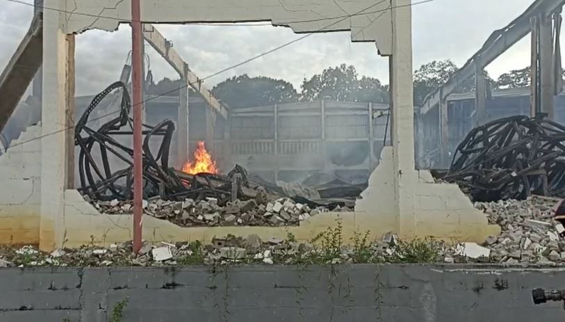 Incêndio em fábrica já dura mais de 9 horas em Manaus