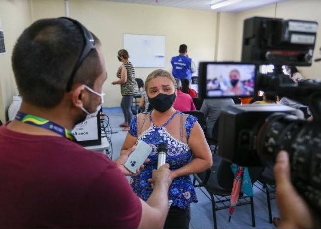 'Sensação de alívio', diz imunizada após ser contaminada duas vezes por Covid