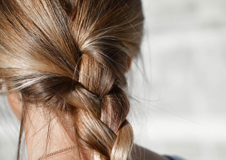 Lei que estabelece fornecimento de peruca às pessoas com alopecia é promulgada no Amazonas