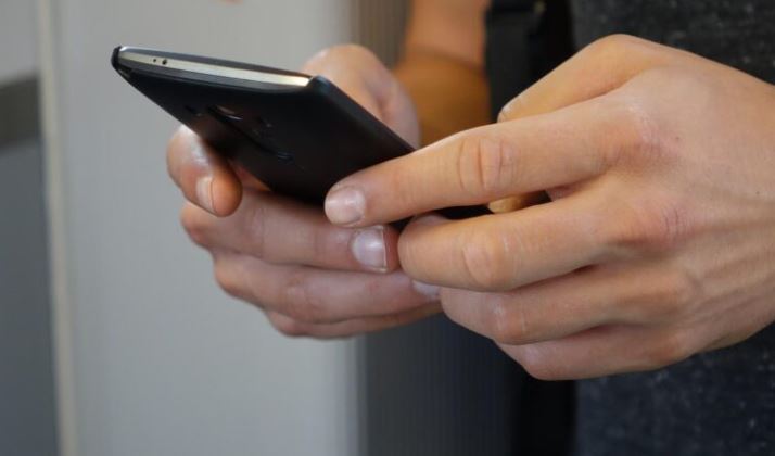 Mãe é presa por vender imagens da filha de 11 anos sendo estuprada para empresário