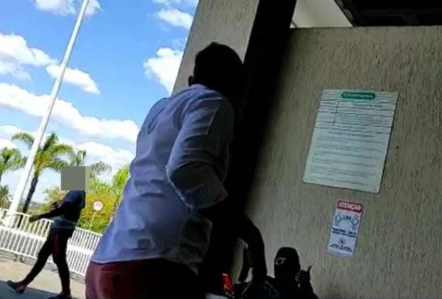 Vídeo: Empresário faz barraco ao ver motoboy carregando celular em shopping