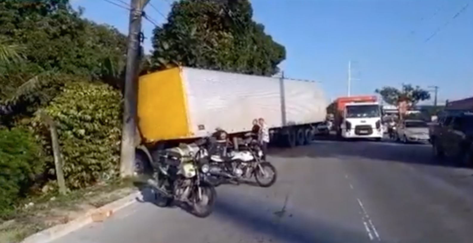 Carreta desgovernada fica ‘atravessada’ em pista e deixa trânsito lento em Manaus