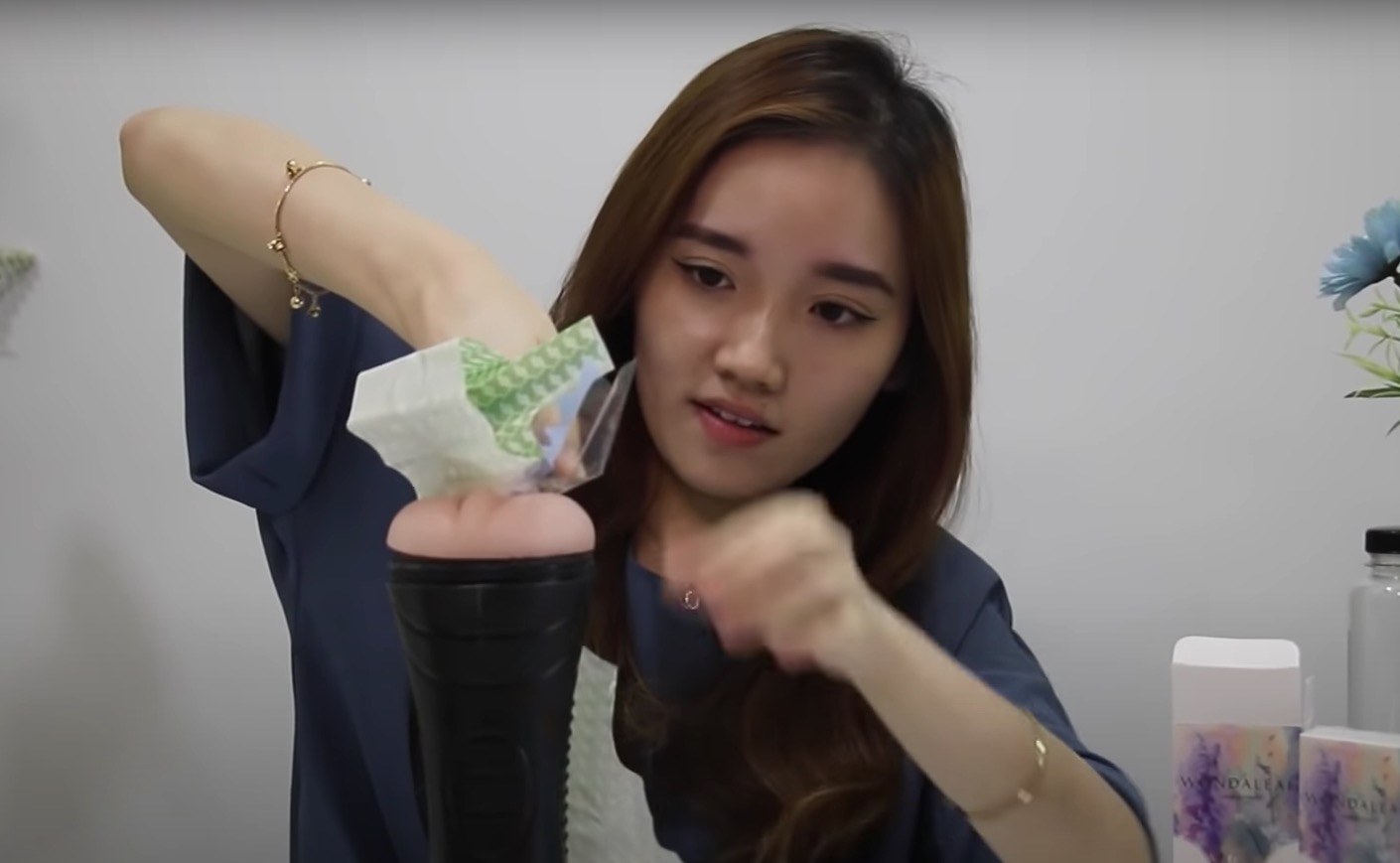 Vídeo mostra como usar camisinha unissex; aprenda