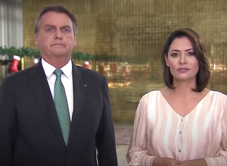 Primeira-dama domina pronunciamento de Natal ao lado de Bolsonaro que ignora pandemia; Vídeo