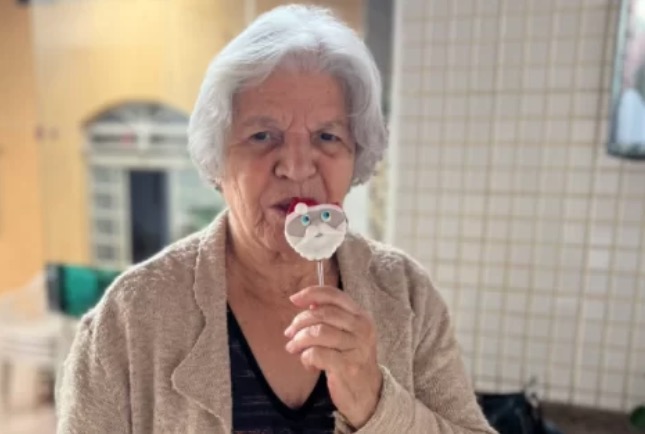 Idosa ensina 'Alexa' a rezar e viraliza nas redes sociais