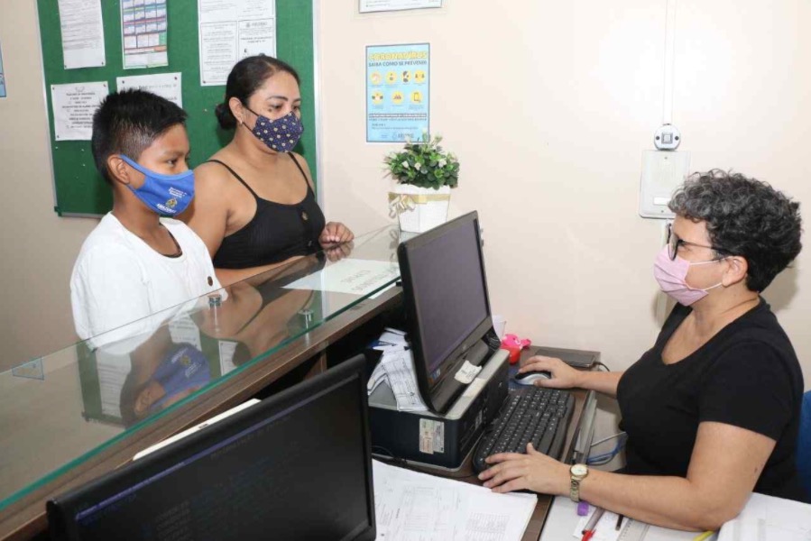 Escolas estaduais são postos de matrícula para pais e responsáveis sem internet