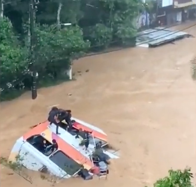Vídeo mostra passageiros tentando se salvar enquanto ônibus afunda em Petrópolis