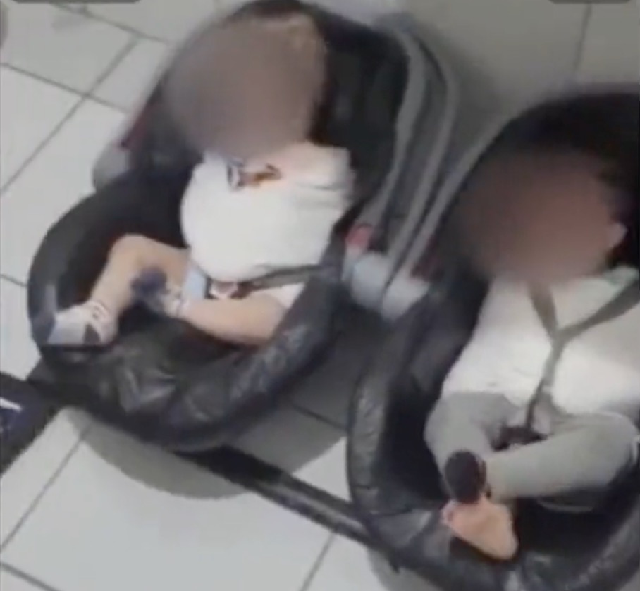 Vídeo mostra bebês amarrados em camisa de força em banheiro de escola infantil