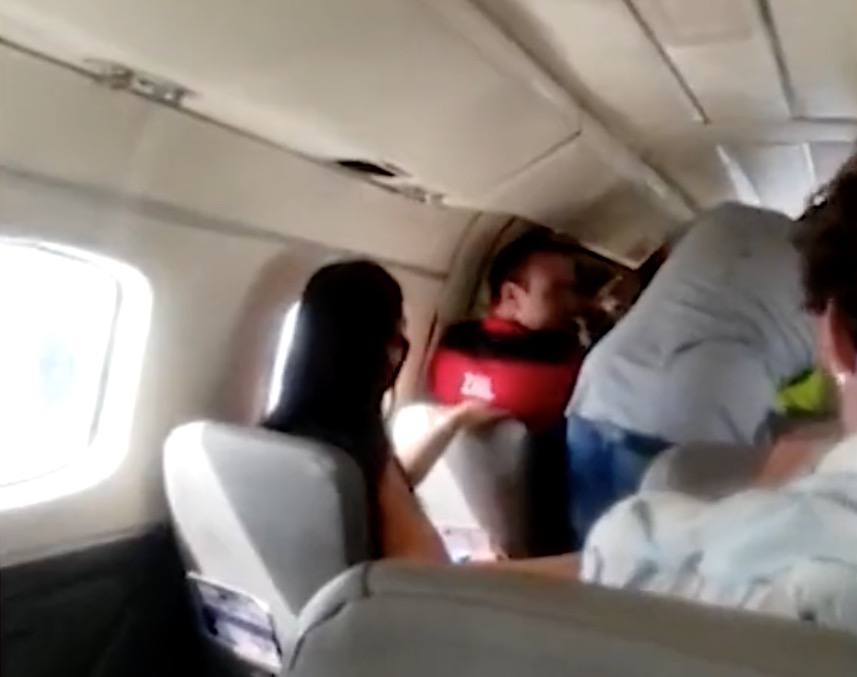 Porta de avião abre durante voo e é segurada por passageiros até pousar no Acre; vídeo