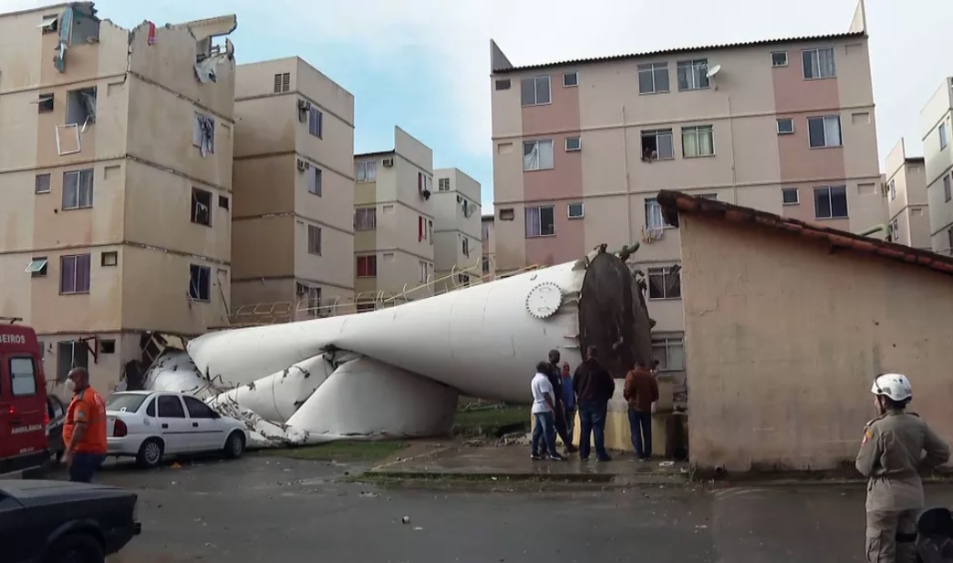 Caixa d'água tomba sobre prédio e fere mulher na zona oeste do RJ