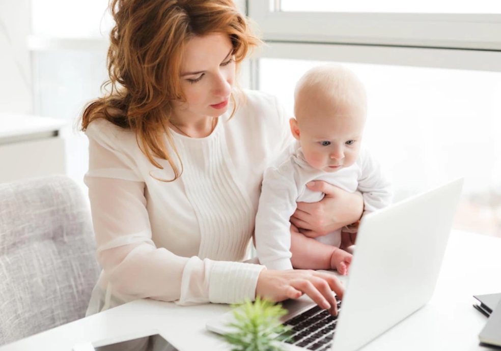 Sem ter com quem deixar o filho? Saiba se pode levar criança para o trabalho