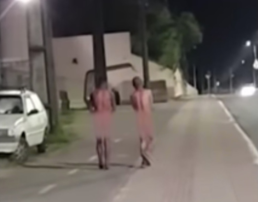 Homens são expulsos pelados de boate após calote em garotas de programa; vídeo