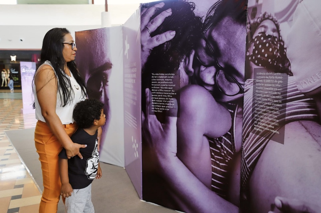 Exposição 'Faces do Nascer' aborda violência obstétrica em shoppings de Manaus