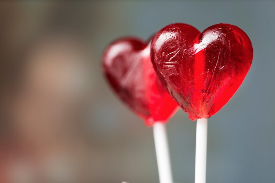 Estudo aponta que consumo de corante vermelho aumenta risco de doenças no intestino