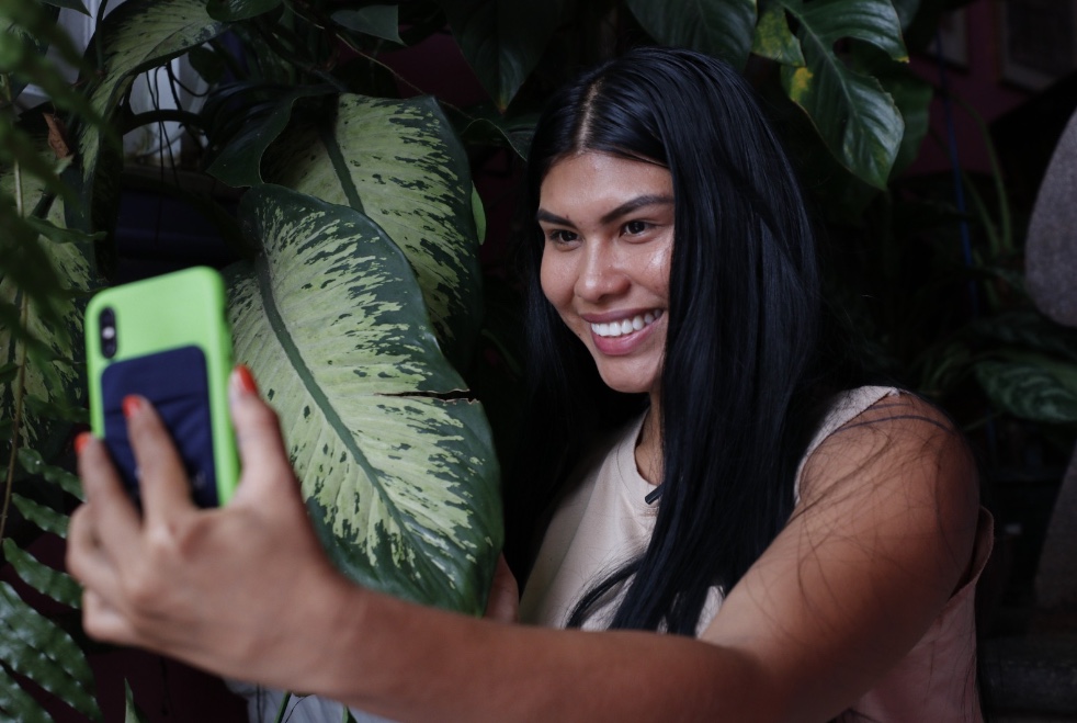 Indígena Ira Maragua faz sucesso nas redes sociais mostrando rotina na aldeia