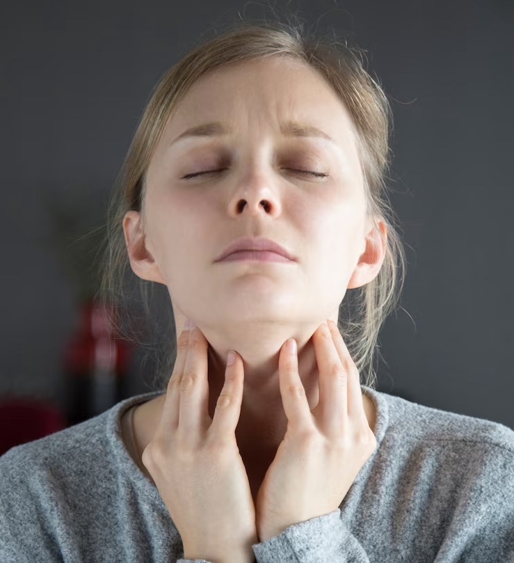 Gargarejo ajuda a curar dor de garganta? Veja como aliviar a inflamação