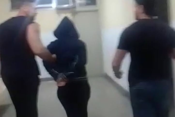 Mãe de menino que teve 8 costelas quebradas por causa de bagunça é presa