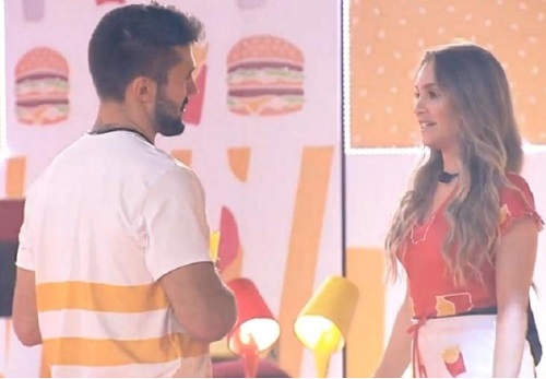 Arthur dispensa Carla e atriz rebate: vai dormir de conchinha com Projota?