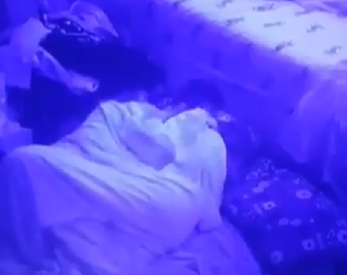 BBB21: Atracados, Carla e Arthur se masturbam e web aponta sexo oral