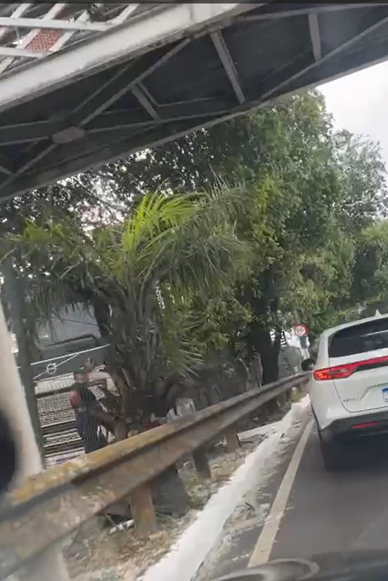 Carretas bloqueiam avenida e paralisam trânsito na Ponta Negra