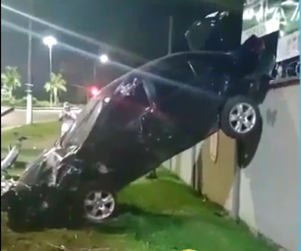 Vídeos: Carro 'voa' e deixa homem ferido em acidente inusitado em Manaus