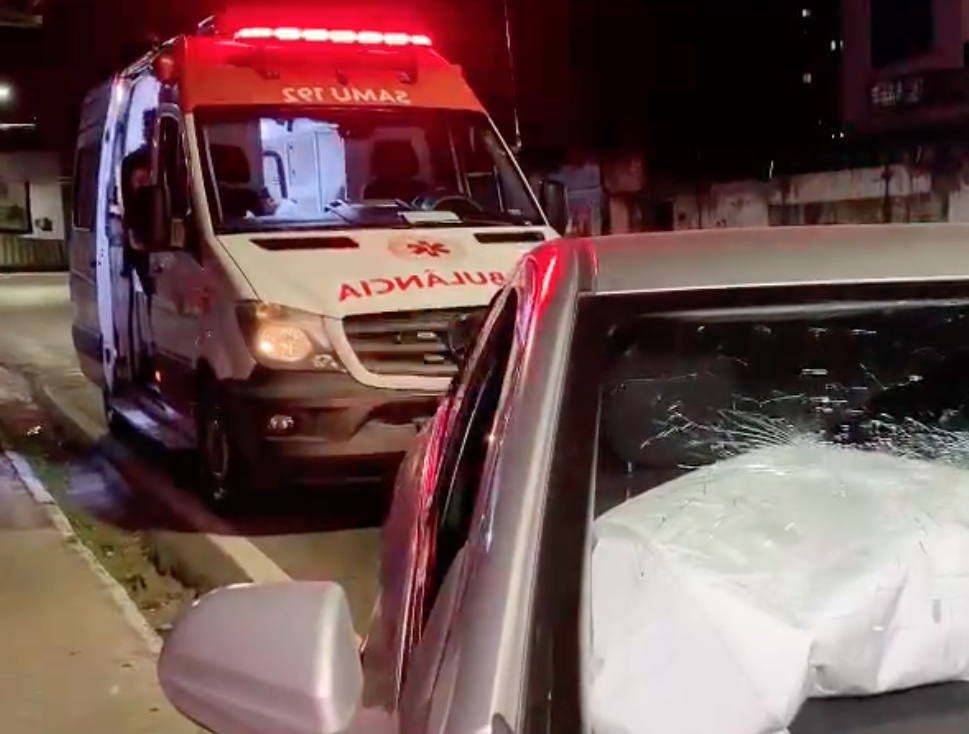 Motorista fica ferido após acidente entre carro e caminhão coletor de lixo em Manaus