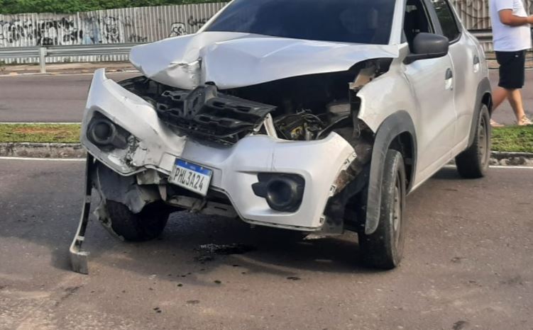 Motorista de App destrói carro para evitar morte no trânsito em Manaus