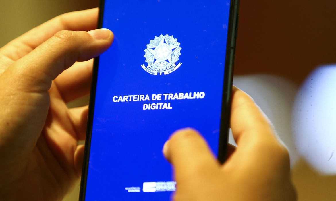 Desemprego diminui no Brasil no trimestre até agosto e trabalhos informais crescem no ano 