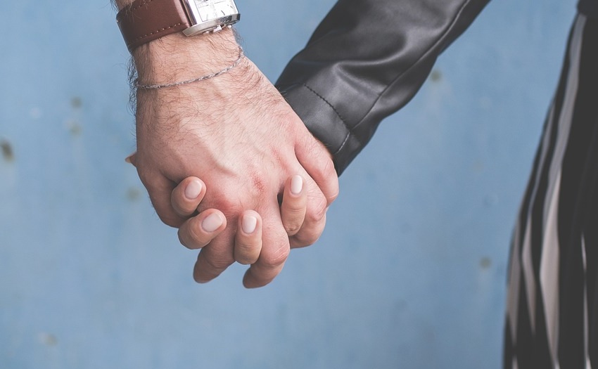 Sertaneja famosa vive namoro fake com cantor para provocar o ex, diz colunista