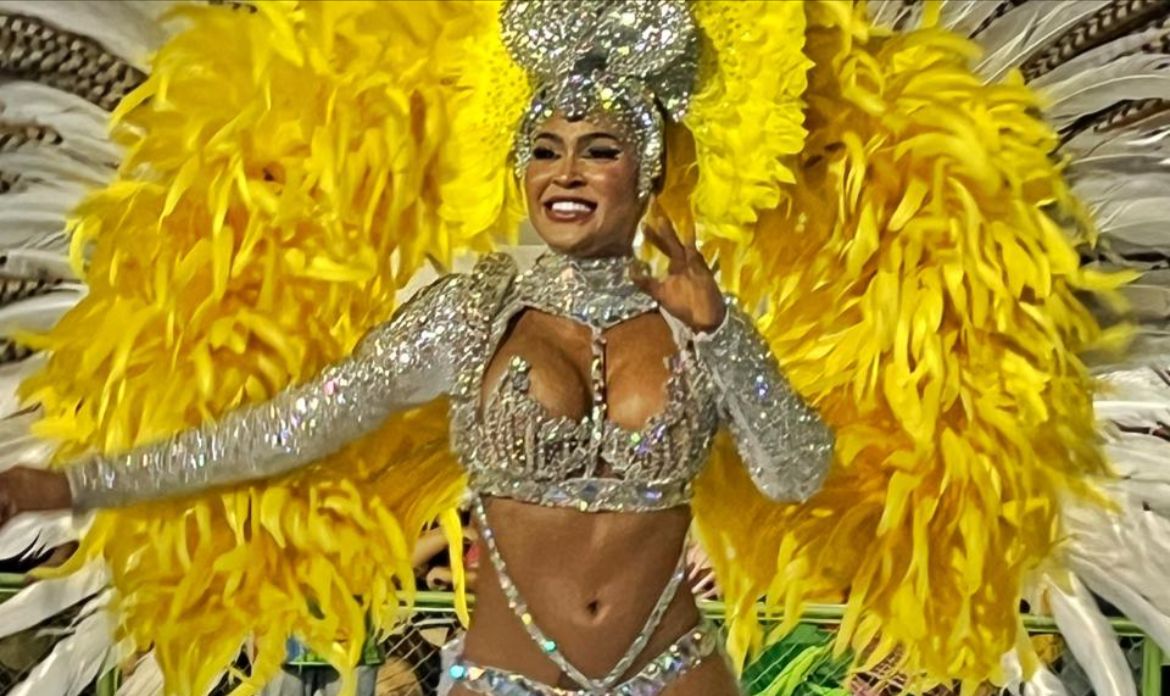 Mocidade de Aparecida encanta público com homenagem à UEA