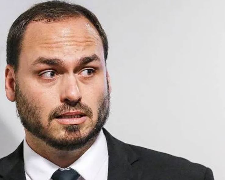 Operação da PF mira Carlos Bolsonaro por suspeita de receber informações ilegais da Abin