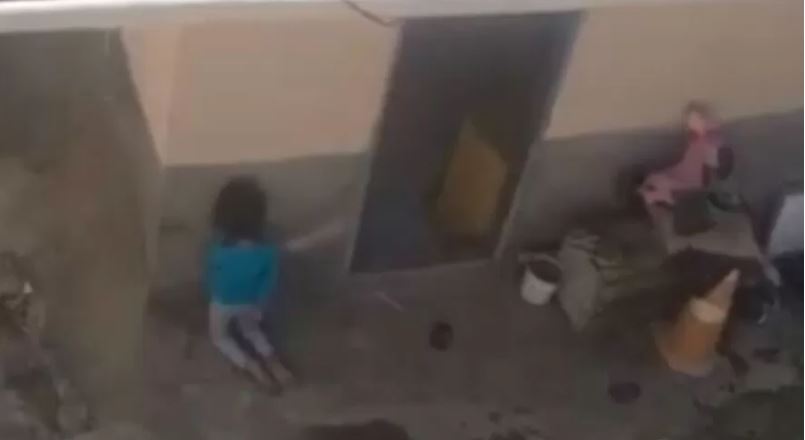 Pais são presos após filha de 4 anos ficar por mais 1 hora de joelhos durante castigo