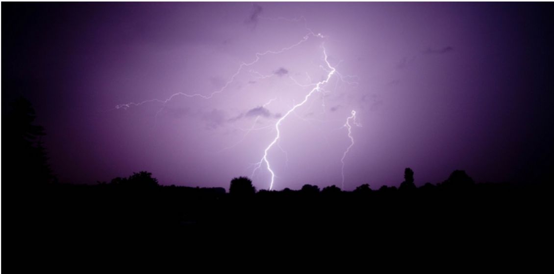 Forte temporal em Manaus deixa bairros sem energia neste domingo