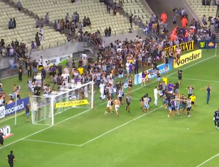 Vídeo: Torcida do Ceará invade campo do Castelão após empate com o Cuiabá